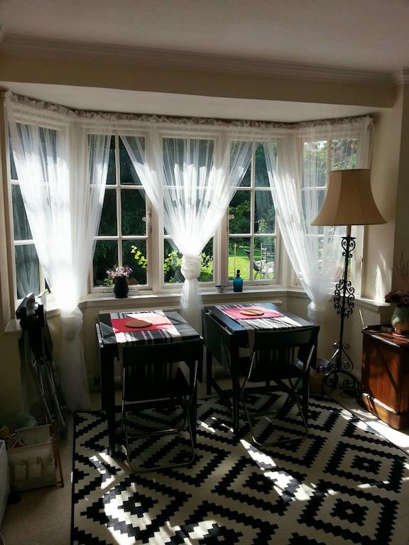 Rosemead Guest House Claygate Esterno foto