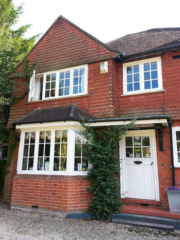 Rosemead Guest House Claygate Esterno foto